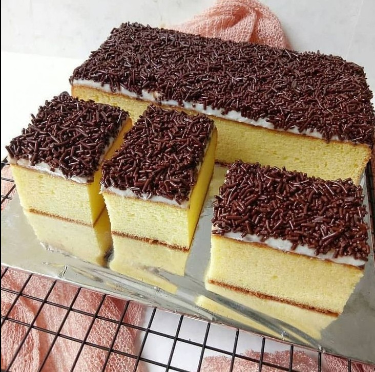 Puszysta Chmurka z Czekoladowym Deszczem: Przepis na Biszkopt Idealny, Miękki Jak Sen!