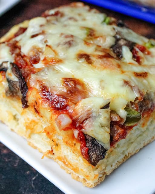 Pizza deep-dish w stylu chicagowskim