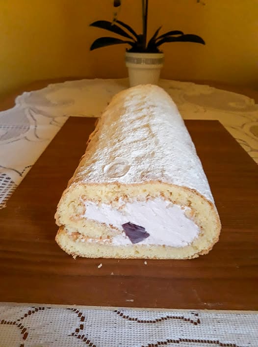 Rolada z bitą śmietaną i galaretką