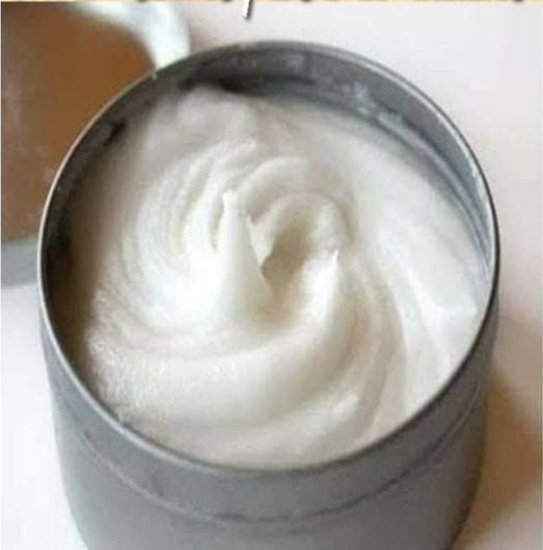 Przygotuj krem ​​z sody oczyszczonej i nałóż go na skórę przed pójściem spać. Żegnajcie zmarszczki, plamy i pryszcze.