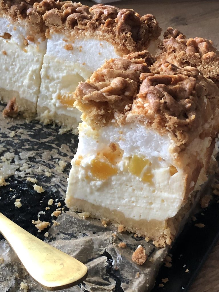 Sernik z brzoskwiniami na kruchym spodzie