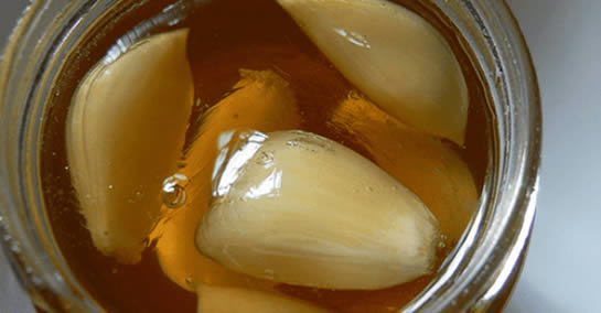 Starożytny syrop z miodu i czosnku, który zwiększa odporność, obniża ciśnienie krwi i łagodzi ból