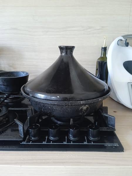 Tagine z kurczaka z konserwowanymi cytrynami i oliwkami