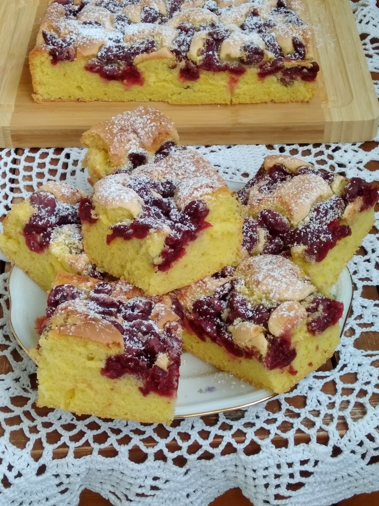 Niezawodne ciasto z owocami – super puszyste i proste