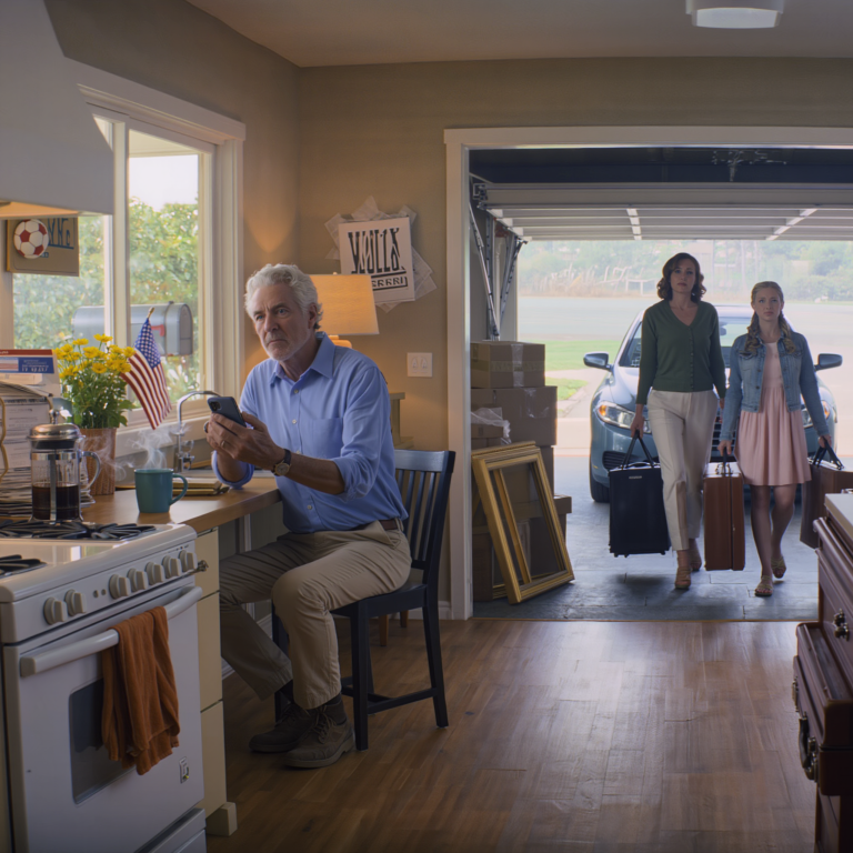 Żona napisała mi SMS-a: „Plany się zmieniły – nie pojedziesz na rejs. Moja córka chce zobaczyć swojego prawdziwego ojca”. Do południa zerwałem ze wszystkim, co relacjonowałem, sprzedałem dom i wyjechałem z miasta. Kiedy wrócili…