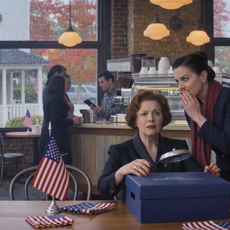 Byłem w cichej kawiarni w Vermont z synem i synową. Kiedy podeszli do lady, żeby zapłacić, nieznajoma kobieta nagle podeszła do stolika, postawiła przede mną niebieskie pudełko i delikatnie powiedziała: „Dziś wieczorem będzie ci to potrzebne”. Zanim zdążyłem zapytać, zniknęła. Pospiesznie schowałem pudełko do torby i poszedłem do domu. Gdy zrobiło się ciemno, otworzyłem je – zrozumiałem, dlaczego.