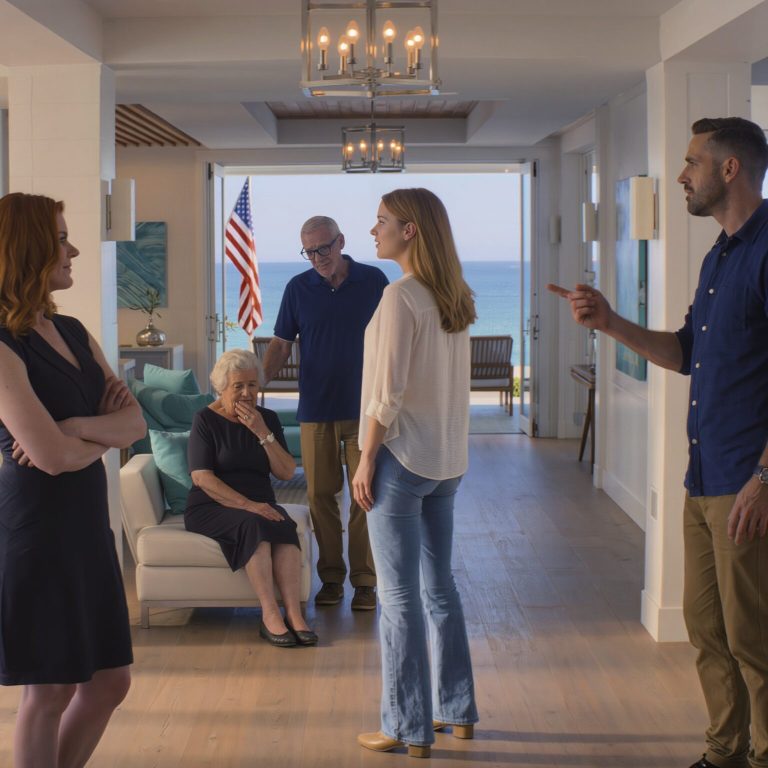 Podarowałem moim rodzicom willę nad morzem na kalifornijskim wybrzeżu za 425 000 dolarów z okazji ich 50. rocznicy ślubu. Kiedy przyjechałem, mama płakała, tata stał ze złością na ganku, a wszystkie bagaże zostały już wypchnięte na zewnątrz. Mój szwagier wskazał na ojca i krzyknął: „To mój dom, mamo i tato, wynoście się stąd!”. Moja starsza siostra wybuchnęła śmiechem – dopóki nie wszedłem.